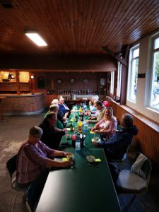 Gemeinsames verspeisen der Gulaschsuppe