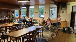 Gespannt beobachten alle das Schießen auf den Monitoren
