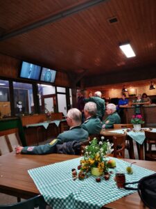 Gespannt wird das Geschehen auf den Monitoren beobachtet